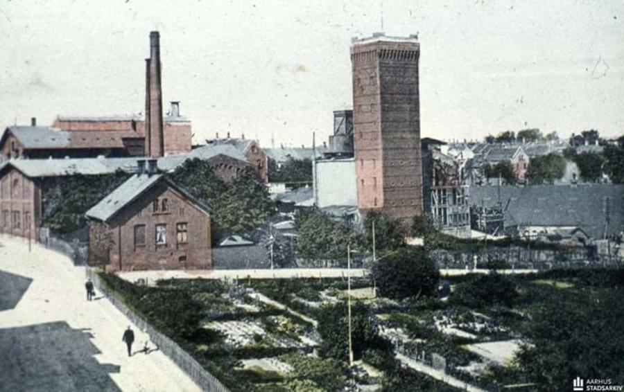 Aarhus Palmekærnefabrik. Postkort med den første oliefabrik som motiv. Set fra Jægergårdsgade mod M.P. Bruuns Gade. Året er 1908