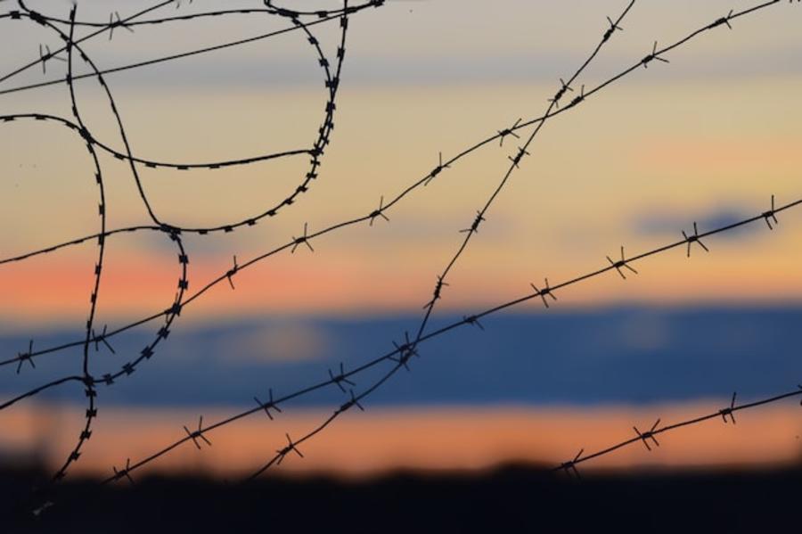 Pigtråd med solnedgang som baggrund